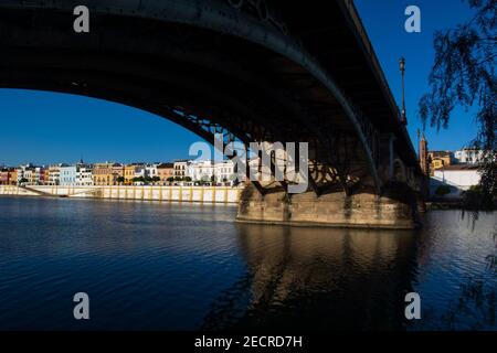 le pont triana sur le guadalquivir Banque D'Images