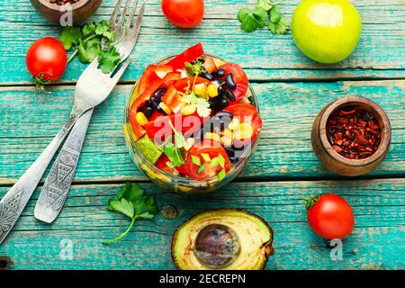 Salade de légumes délicieuse au quinoa. Salade d'été maison dans un pot en verre. Banque D'Images