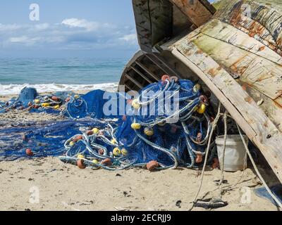 Bateau de pêche et filet de poisson à Ada Foah Ghana. Après un travail de nuit en mer. Banque D'Images