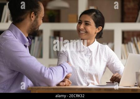 Les hommes d'affaires multiethniques souriants se bousculer lors d'une réunion Banque D'Images