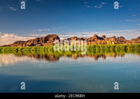 Trigo Mountains en Arizona, vue sur le fleuve Colorado depuis l'aire de loisirs de l'État de Picacho, le désert de Sonoran, près de Yuma, Californie, États-Unis Banque D'Images