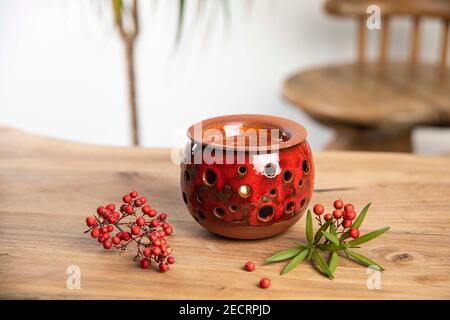 encens en céramique sur table en bois Banque D'Images