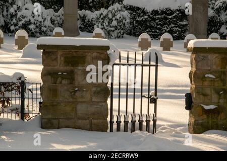 Début de l'hiver dans l'ancien cimetière de Bünde. Tout est couvert de neige, très paisible et calme. Banque D'Images