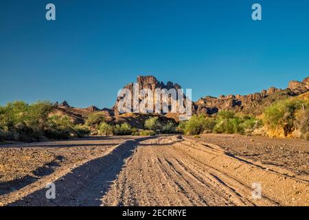 Picacho Peak, Chocolate Mountains, vue depuis Picacho Road, zone de loisirs de l'État de Picacho, désert de Sonoran, près de Yuma, Californie, États-Unis Banque D'Images