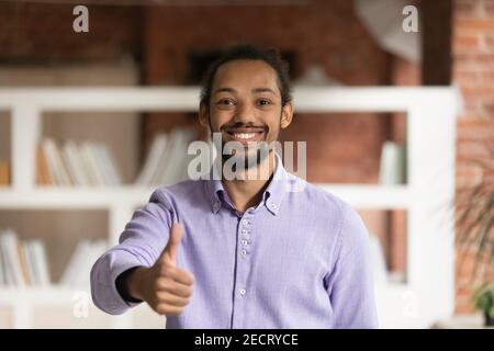 Portrait d'un homme ethnique souriant Banque D'Images