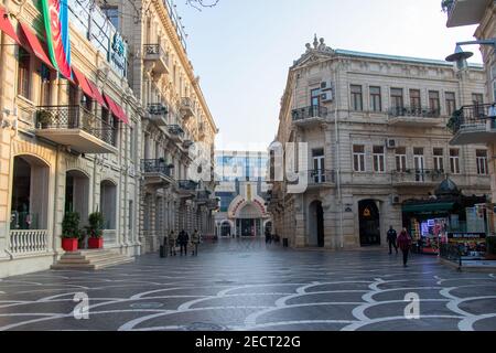 Heures du matin dans la rue centrale de Nizami à Bakou - Azerbaïdjan : 2 janvier 2021. Il n'y a personne dans la ville sauf la police Banque D'Images