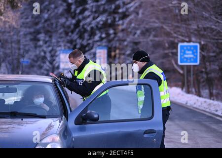 14 février 2021, Bavière, Märching: La police fédérale vérifie les entrants à la frontière bavaroise-tchèque près de Märching dans le district de Tirschenreuth. Le renforcement des règles d'entrée allemandes aux frontières avec la République tchèque et la province autrichienne du Tyrol pour se protéger contre les variantes dangereuses du coronavirus est entré en vigueur de nuit à dimanche photo: Matthias balk/dpa Banque D'Images