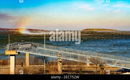 Puffin Island (Ynys Seiriol), sur le détroit de Menai entre Anglesey et Llanfairfechan, avec un vent très fort qui foulait la mer en février 2021. Banque D'Images