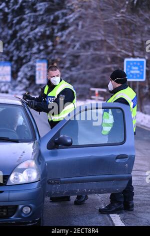 14 février 2021, Bavière, Märching: La police fédérale vérifie les entrants à la frontière bavaroise-tchèque près de Märching dans le district de Tirschenreuth. Le renforcement des règles d'entrée allemandes aux frontières avec la République tchèque et la province autrichienne du Tyrol pour se protéger contre les variantes dangereuses du coronavirus est entré en vigueur de nuit à dimanche photo: Matthias balk/dpa Banque D'Images