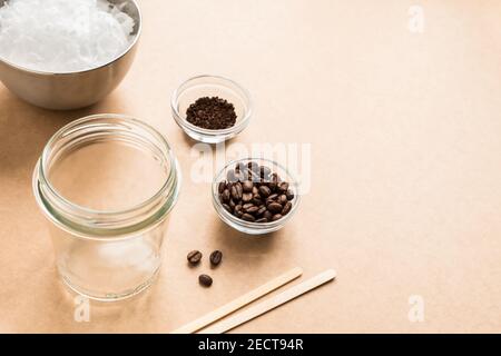 Concept DIY. Cire, mèche de bois, café - un ingrédient pour faire des bougies faites à la main avec l'espace de copie Banque D'Images