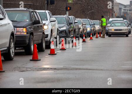 Des voitures sont alignées dans la rue à l'extérieur du Charleston Convention Center et du Coliseum, espérant recevoir un vaccin contre la coronavirus (COVID-19).les personnes à risque, âgées de 65 ans ou plus, ont été priées de recevoir un vaccin contre la coronavirus (COVID-19) au Charleston Convention Center et au Coliseum. On a estimé que quelque part entre 5,000 et 6,000 personnes recevraient un vaccin contre la coronavirus (COVID-19), ce qui fait de cet événement le plus important événement vaccinal que le comté de Kanahha, en Virginie occidentale, ait jamais vu. Les vaccins Pfizer et Moderna étaient tous deux disponibles pour les personnes âgées ou les personnes atteintes de com Banque D'Images