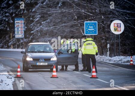 14 février 2021, Bavière, Märching: La police fédérale vérifie les entrants à la frontière bavaroise-tchèque près de Märching dans le district de Tirschenreuth. Le renforcement des règles d'entrée allemandes aux frontières avec la République tchèque et la province autrichienne du Tyrol pour se protéger contre les variantes dangereuses du coronavirus est entré en vigueur de nuit à dimanche photo: Matthias balk/dpa Banque D'Images