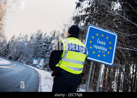 14 février 2021, Bavière, Märching: Officier de police fédéral se tenant à la frontière bavaroise-tchèque près de Märching dans le district de Tirschenreuth. Le renforcement des règles d'entrée allemandes aux frontières avec la République tchèque et la province autrichienne du Tyrol pour se protéger contre les variantes dangereuses du coronavirus est entré en vigueur dimanche soir photo: Matthias balk/dpa Banque D'Images