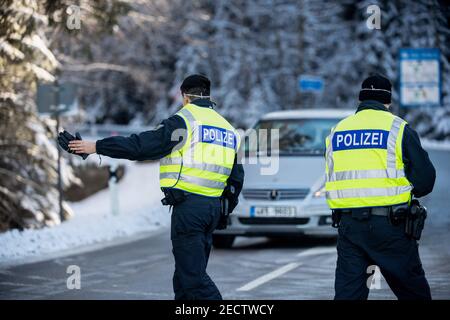 14 février 2021, Bavière, Märching: La police fédérale vérifie les entrants à la frontière bavaroise-tchèque près de Märching dans le district de Tirschenreuth. Le renforcement des règles d'entrée allemandes aux frontières avec la République tchèque et la province autrichienne du Tyrol pour se protéger contre les variantes dangereuses du coronavirus est entré en vigueur de nuit à dimanche photo: Matthias balk/dpa Banque D'Images