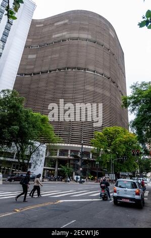 L'Edificio Copan (bâtiment Copan) est un bâtiment incurvé de 38 étages situé à Sao Paulo, au Brésil. C'est l'un des plus grands bâtiments du Brésil et a été Banque D'Images