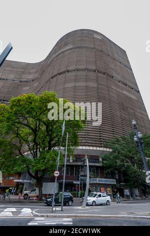 L'Edificio Copan (bâtiment Copan) est un bâtiment incurvé de 38 étages situé à Sao Paulo, au Brésil. C'est l'un des plus grands bâtiments du Brésil et a été Banque D'Images