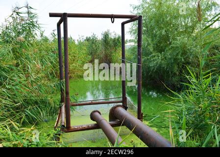 Structure de remorquage en métal avec un long pipeline et accès à la rive de la rivière Samara, écologie et sécurité. Banque D'Images