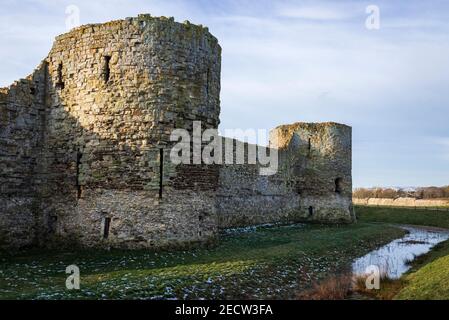 Vue sur les ruines du château de Pevensey dans East Sussex, au sud-est Angleterre Banque D'Images