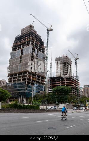 Construction de nouveaux bureaux d'affaires, de finances et d'appartements pour les riches résidents sur AV. Président Juscelino Kubitschek, Faria Lima à sa Banque D'Images