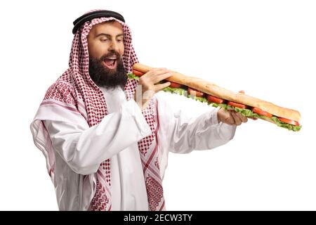 Homme arabe saoudien mangeant un long sandwich à la baguette isolé arrière-plan blanc Banque D'Images