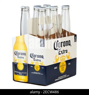 Ukraine, Kiev - juin 03. 2020: Six bouteilles vides de Corona Extra Beer isolées sur fond blanc, vue latérale. Corona est l'abeille importée la plus populaire Banque D'Images