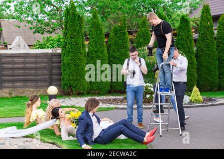 Aliaksandrava, Bélarus - 19 mai 2019 : un photographe professionnel Uladzimir Sevastianau organise un cours de photographie de mariage pour photographie novice Banque D'Images