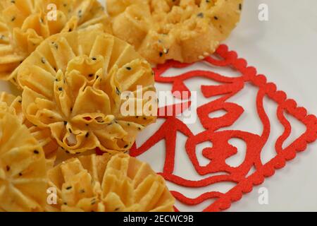 Kuih Rose est une fête populaire pour célébrer le nouvel an chinois à Singapour et en Malaisie, vu ici avec une décoration rouge « Fu » ou « Fortune » Banque D'Images