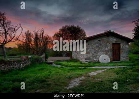 Ancien moulin à eau restauré dans la province de Burgos, Torres, Espagne. Au coucher du soleil avec ciel nuageux Banque D'Images