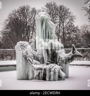 La fontaine Triton, à la mémoire de l'artiste Sigismund Goetze, et conçue par William McMillan, est gelée par la bête de l'est dans le Regent Park de Londres. Banque D'Images