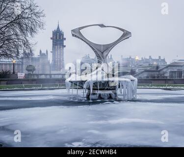 Une torsion gelée à la fontaine Garbo dans le parc de l'hôpital St. Thomas à Londres. Banque D'Images