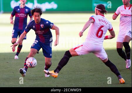 Shinji Okazaki de Huesca et Nemanja Gudelj de Séville pendant Le championnat d'Espagne la Liga football match entre Sevill / LM Banque D'Images