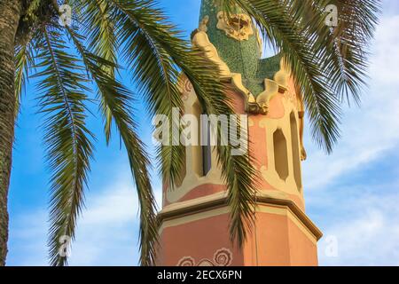 Barcelone, Espagne, août 2019. Musée Gaudi's House à Park Guell, une tour au milieu des palmiers en premier plan. Banque D'Images