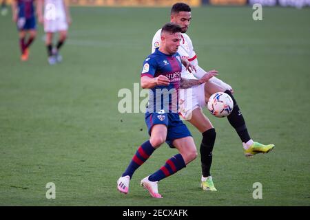 Pablo Maffeo de Huesca et Youssef en-Nesyri de Séville pendant le championnat d'Espagne la Liga football match entre Sevilla FC et SD Huesca le 13 février 2021 au stade Ramon Sanchez Pizjuan à Sevilla, Espagne - photo Joaquin Corchero/Espagne DPPI/DPPI/LiveMedia/Sipa USA crédit: SIPA Live News Banque D'Images