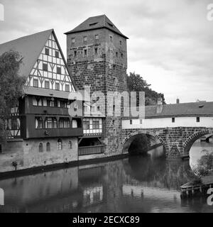 Pont Maxbrucke au-dessus de la rivière Pegnitz à Nuremberg, Allemagne. Photographie en noir et blanc, paysage allemand Banque D'Images