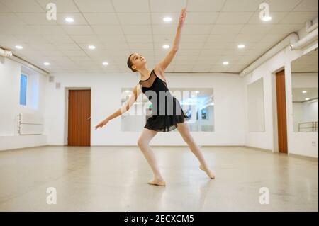 Une jeune ballerine élégante qui répète en classe Banque D'Images