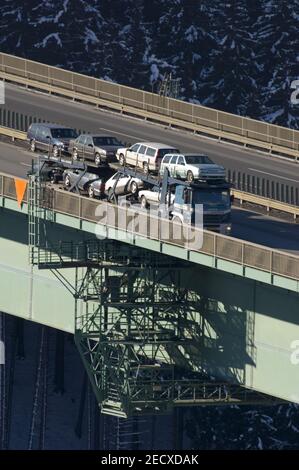 camion sur le pont europabruecke à l'autoroute brennerautobahn a13 près de schoenberg à tirol, autriche Banque D'Images