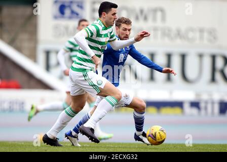 Tom Rogic du Celtic et David Wotherspoon de St Johnstone se battent pour le ballon lors du match de Ladbrokes Scottish Premiership au McDiarmid Park, à Perth. Date de la photo: Dimanche 14 février 2021. Banque D'Images