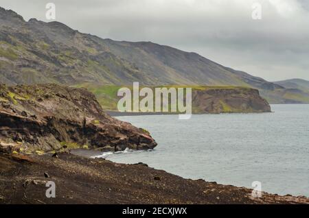 Paysage naturel islandais avec une route à côté d'un lac Banque D'Images