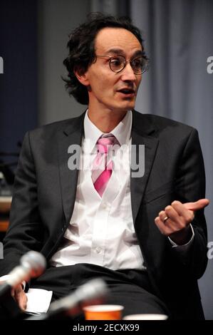 Le neurologue britannique Tom Solomon FRCP est professeur de neurologie, directeur de l'Institut des infections et de la santé mondiale de l'Université de Liverpool et directeur de l'Institut national de recherche en santé, unité de recherche sur la protection de la santé dans les infections émergentes et zoonotiques. En tant que « professeur de mad en course », il a sensibilisé davantage à l'encéphalite, tout en aidant à lever des centaines de milliers de livres pour la société de l'encéphalite, pour laquelle il préside le Comité consultatif professionnel. Lors de la pandémie COVID-19, Tom est régulièrement apparu sur BBC Breakfast et BBC radio 4 aujourd'hui. Banque D'Images