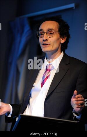 Le neurologue britannique Tom Solomon FRCP est professeur de neurologie, directeur de l'Institut des infections et de la santé mondiale de l'Université de Liverpool et directeur de l'Institut national de recherche en santé, unité de recherche sur la protection de la santé dans les infections émergentes et zoonotiques. En tant que « professeur de mad en course », il a sensibilisé davantage à l'encéphalite, tout en aidant à lever des centaines de milliers de livres pour la société de l'encéphalite, pour laquelle il préside le Comité consultatif professionnel. Lors de la pandémie COVID-19, Tom est régulièrement apparu sur BBC Breakfast et BBC radio 4 aujourd'hui. Banque D'Images