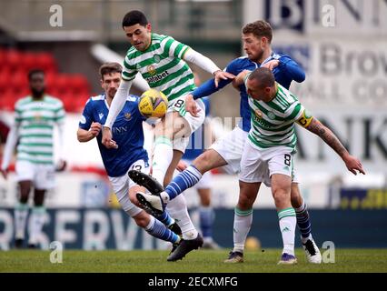 David Wotherspoon de St Johnstone lutte pour le ballon avec Tom Rogic (à gauche) et Scott Brown (à droite) du Celtic lors du match de Ladbrokes Scottish Premiership au McDiarmid Park, à Perth. Date de la photo: Dimanche 14 février 2021. Banque D'Images