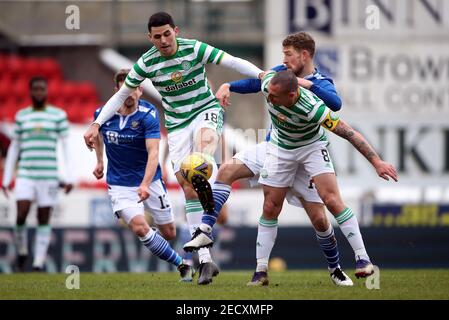 David Wotherspoon de St Johnstone lutte pour le ballon avec Tom Rogic (à gauche) et Scott Brown (à droite) du Celtic lors du match de Ladbrokes Scottish Premiership au McDiarmid Park, à Perth. Date de la photo: Dimanche 14 février 2021. Banque D'Images