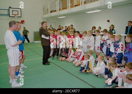 L'ex-footballeur Trevor Brooking, en tant que président de Sport England, ouvre officiellement le complexe sportif Horntye Park, Hastings, East Sussex, Angleterre, Royaume-Uni. 25 avril 2000 Banque D'Images