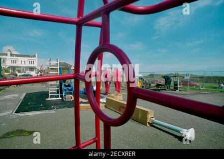 Ouvriers réaménageant un terrain de jeu pour enfants à Hastings, East Sussex, Angleterre, Royaume-Uni Banque D'Images