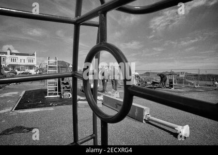 Ouvriers réaménageant un terrain de jeu pour enfants à Hastings, East Sussex, Angleterre, Royaume-Uni Banque D'Images