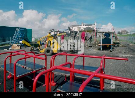 Ouvriers réaménageant un terrain de jeu pour enfants à Hastings, East Sussex, Angleterre, Royaume-Uni Banque D'Images