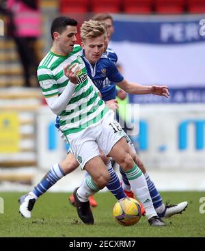 Tom Rogic du Celtic (à gauche) et Alistair McCann de St Johnstone se battent pour le ballon lors du match de Ladbrokes Scottish Premiership au McDiarmid Park, à Perth. Date de la photo: Dimanche 14 février 2021. Banque D'Images