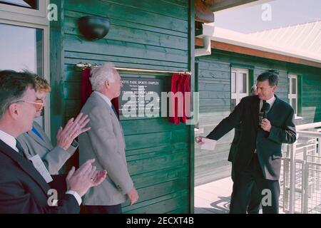 L'ex-footballeur Trevor Brooking, en tant que président de Sport England, ouvre officiellement le complexe sportif Horntye Park, Hastings, East Sussex, Angleterre, Royaume-Uni. 25 avril 2000 Banque D'Images