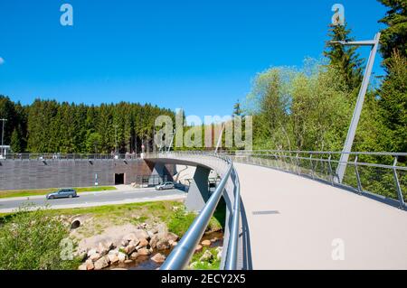 Pont et parking maison dans la ville de Schierke dans le Harz en Allemagne Banque D'Images