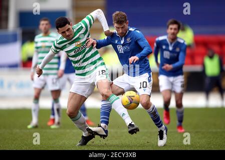 Tom Rogic (à gauche) du Celtic et David Wotherspoon de St Johnstone se battent pour le ballon lors du match de Premiership écossais de Ladbrokes au parc McDiarmid, à Perth. Date de la photo: Dimanche 14 février 2021. Banque D'Images